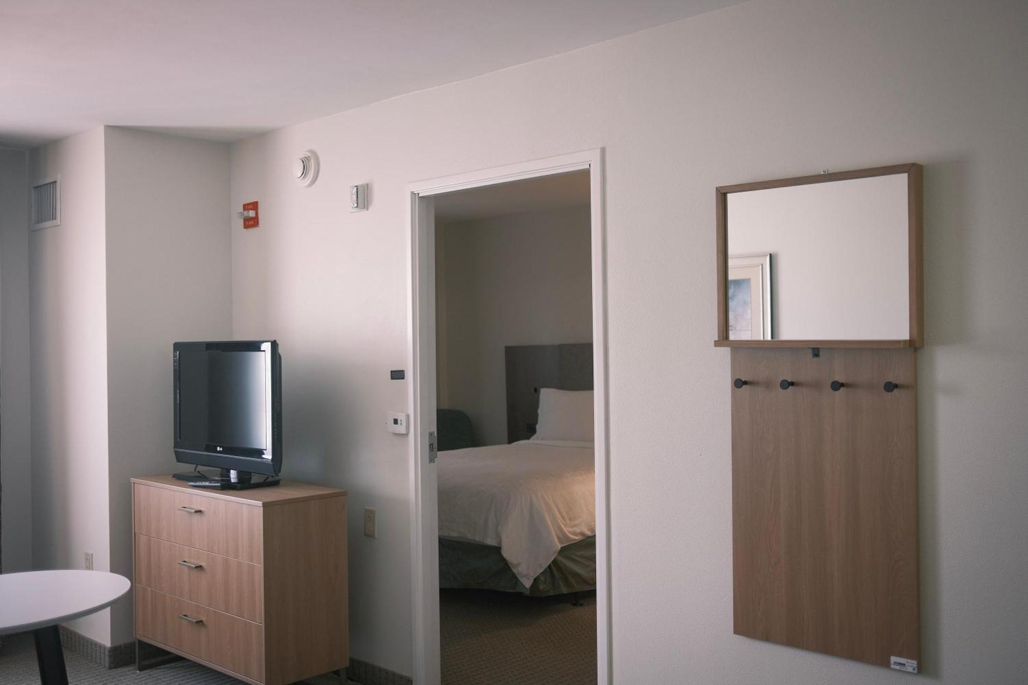 Hotel Staybridge Airport By Ihg