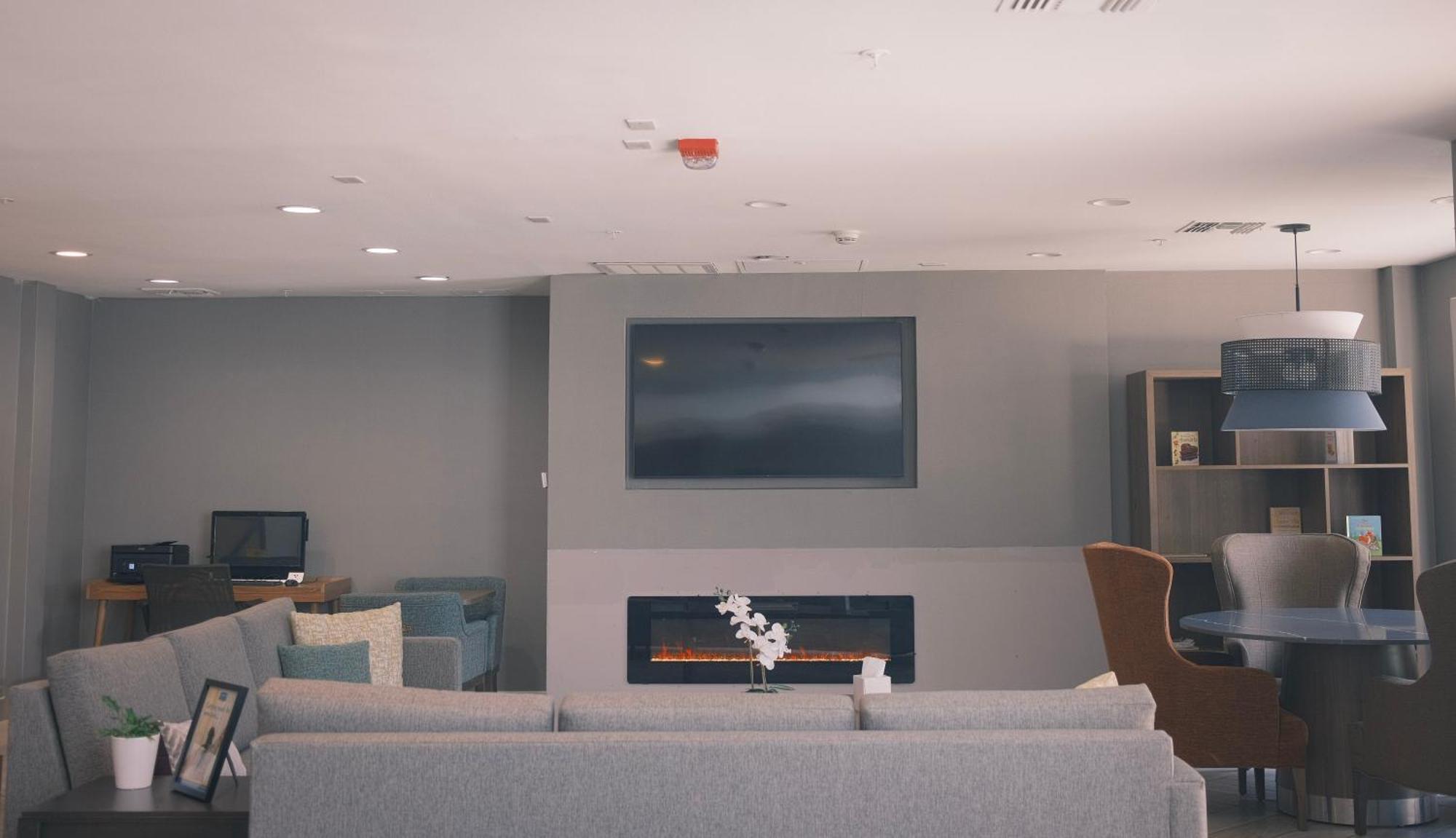 Staybridge Airport By Ihg Hotel