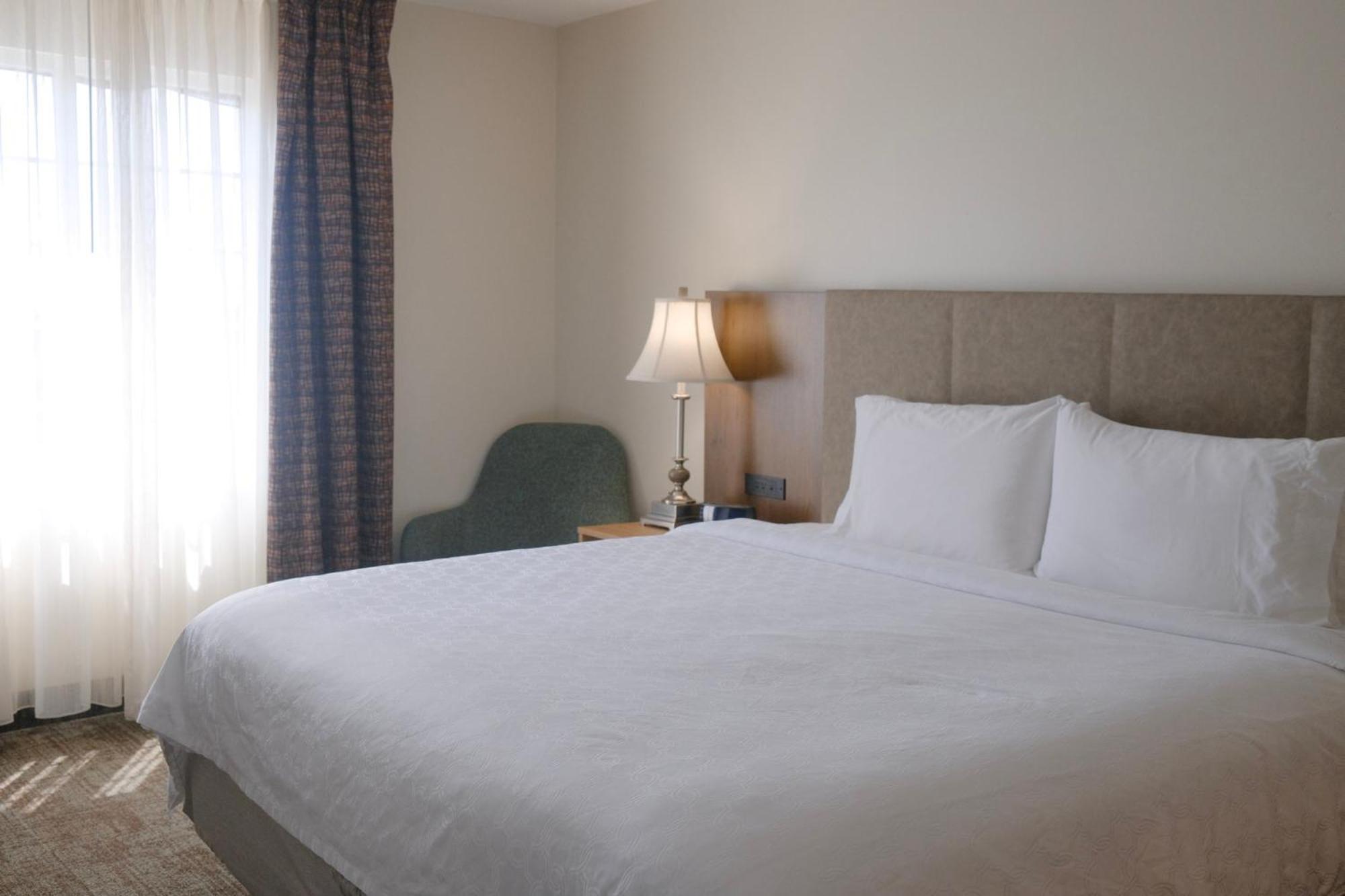 Hotel Staybridge Airport By Ihg